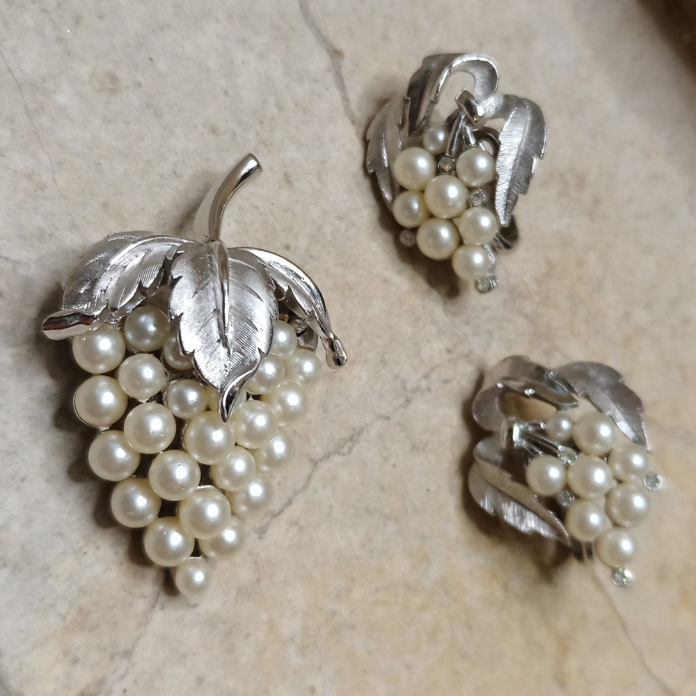 Vintage Trifari White Gold and Pearl Grape Brooch & Earrings Set